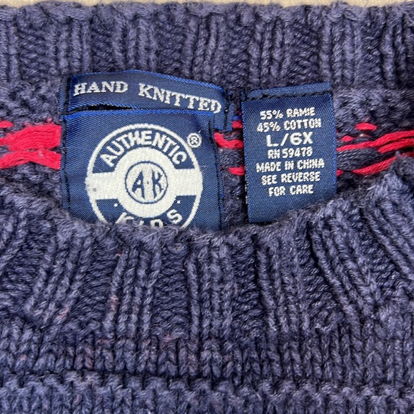 AUTHENTIC KIDS Girl’s Hand Knitted Blue/Red Heart Designed Sweater Size 6X - Picture 4 of 11